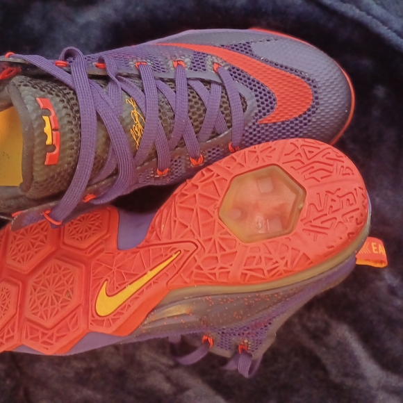 Mens Nike LeBron - Picture 3 of 3